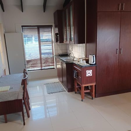 Summerstrand Self Catering For Two Port Elizabeth Esterno foto